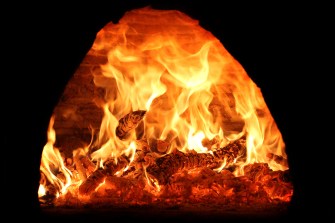 forno a legna con il fuoco acceso
