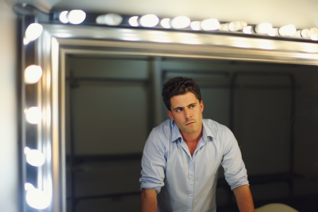 Homme en pleine reflexion devant le miroir